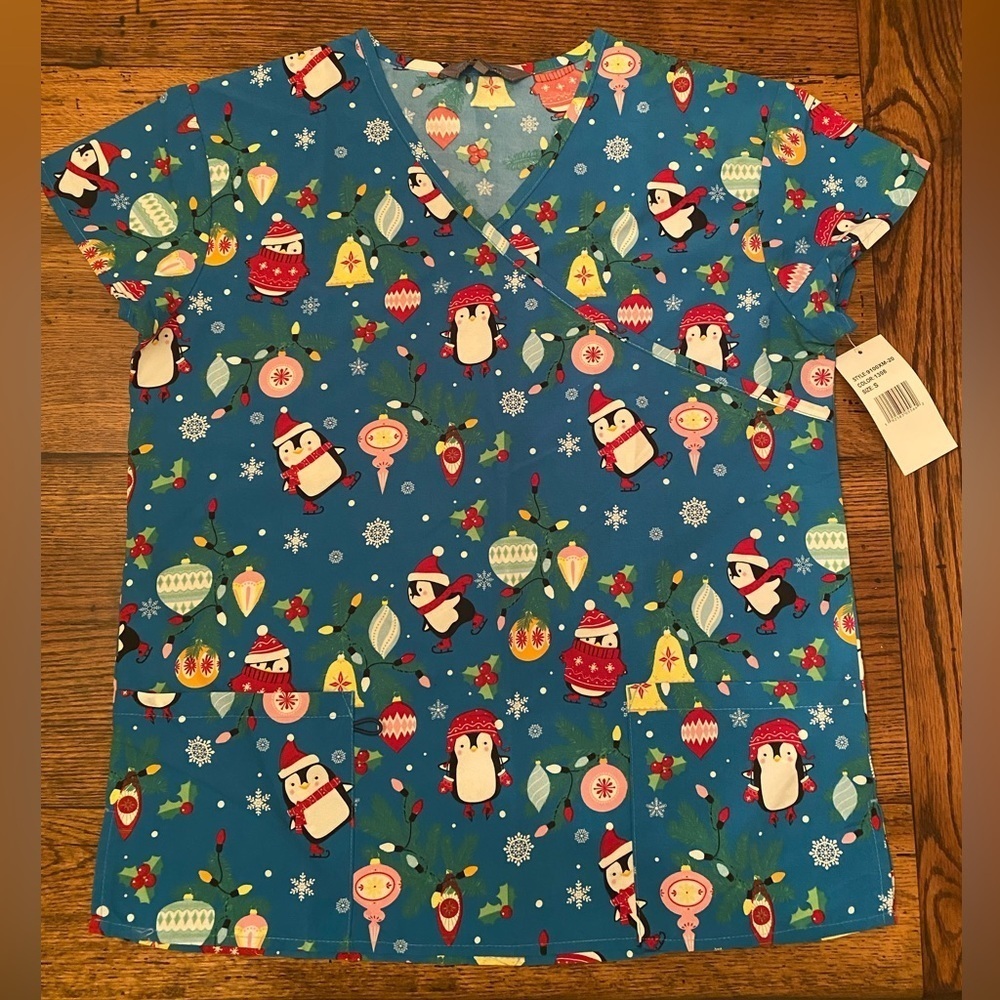 NWT Serene Uniforms Christmas Scrub Top Size Small Penguins and Ornaments